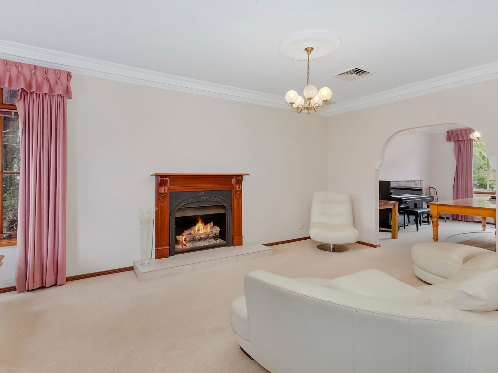 8 Carnarvon Drive, Frenchs Forest